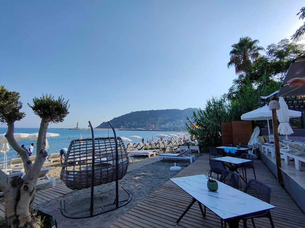 Hugo Beach Club — ресторан в Аланье